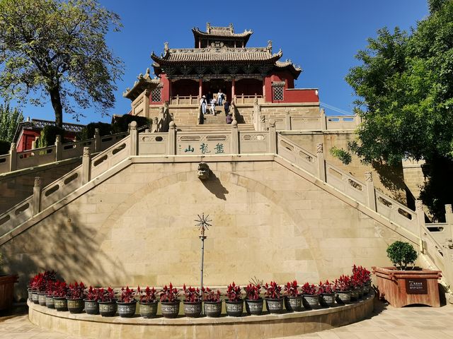 驅車百里到行宮，瞻仰明末大英雄，江山易得還易失，到底起義未成功