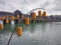 芷江龍津橋，全橋身用杉木卯眼相接，未用任何鐵釘鐵器，歷史上一直是湘黔公路的要塞，史稱“三楚西南第一橋