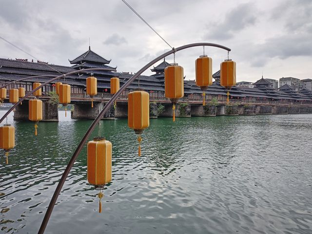 芷江龍津橋，全橋身用杉木卯眼相接，未用任何鐵釘鐵器，歷史上一直是湘黔公路的要塞，史稱“三楚西南第一橋