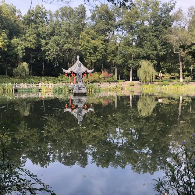 《紅葉と古寺：栖霞山の秋の囁き》