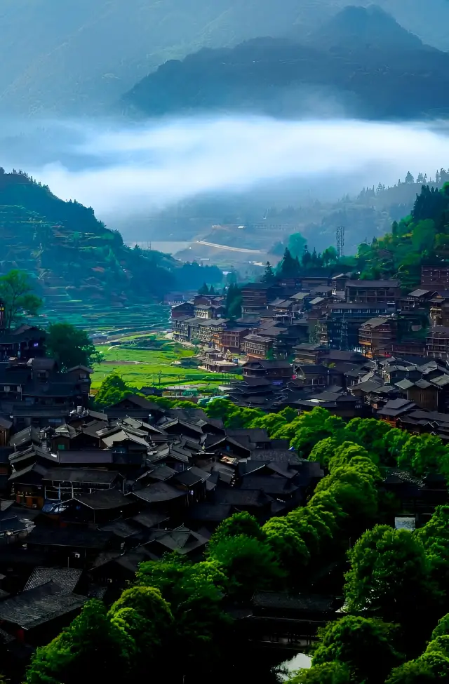 Looking at the curling cooking smoke, looking at the ink-dyed mountains, looking at the Miao village that has been secluded for thousands of years