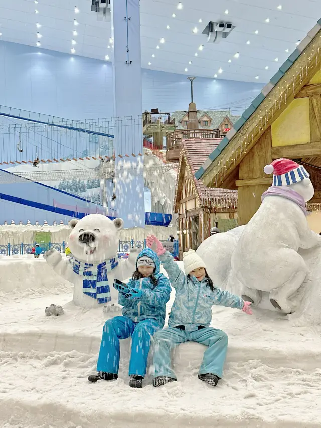 広州の室内で子供を遊ばせるストロベリーベアは、氷と雪の世界で私と一緒に雪遊びをしてくれます