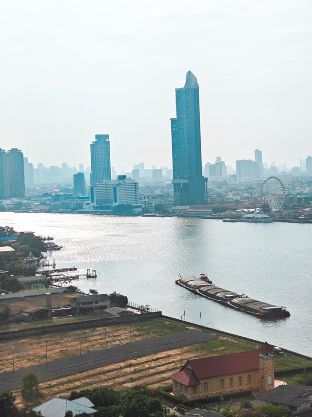 湄南河畔的高空景觀酒店