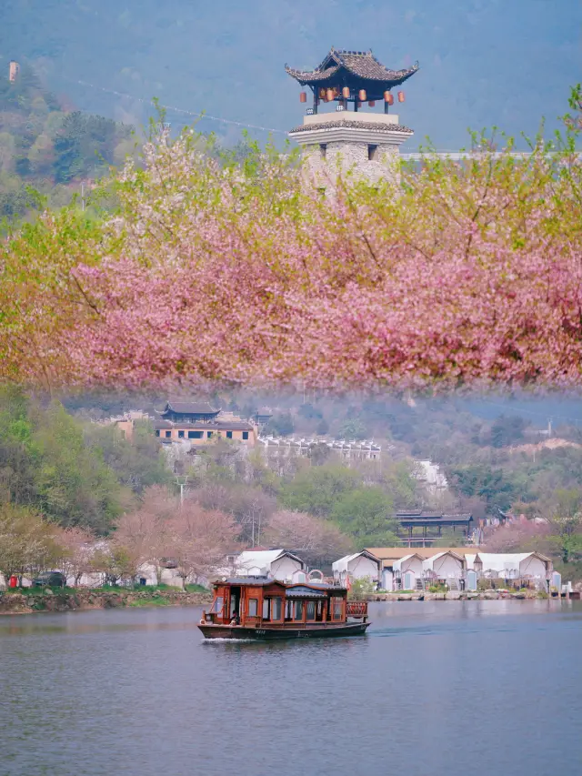 The flowers bloom in Huangpi's Jinli Tusi City, where the Tujia ethnic style is as beautiful as a poem or painting