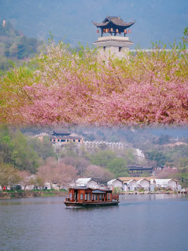 黄陂の土司城で花が咲き、錦鯉のように美しい土家族の風情が詩画のようです