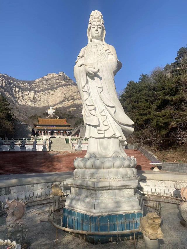 春天時節，天氣忽冷忽熱，我再次遊訪了錦州的青岩寺