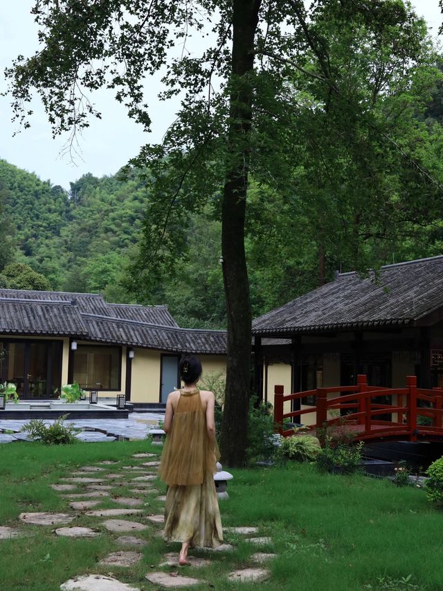 隱秘在山林深處的桃源居所。