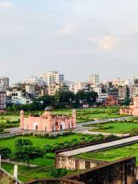 🌟✈️ Dhaka Delights: Comfy Stays at Holiday Inn 🏨🛌