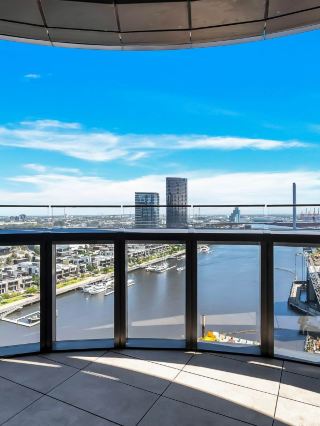 🌟 Melbourne Magic: Docklands Delight with Stunning Views 🌟