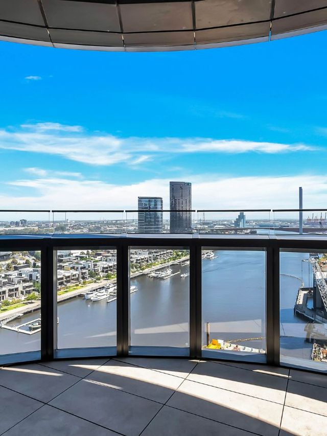 🌟 Melbourne Magic: Docklands Delight with Stunning Views 🌟