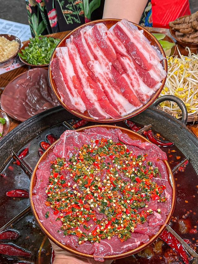 這家令人著迷的山城火鍋店，帶來無拘無束的放鬆感！