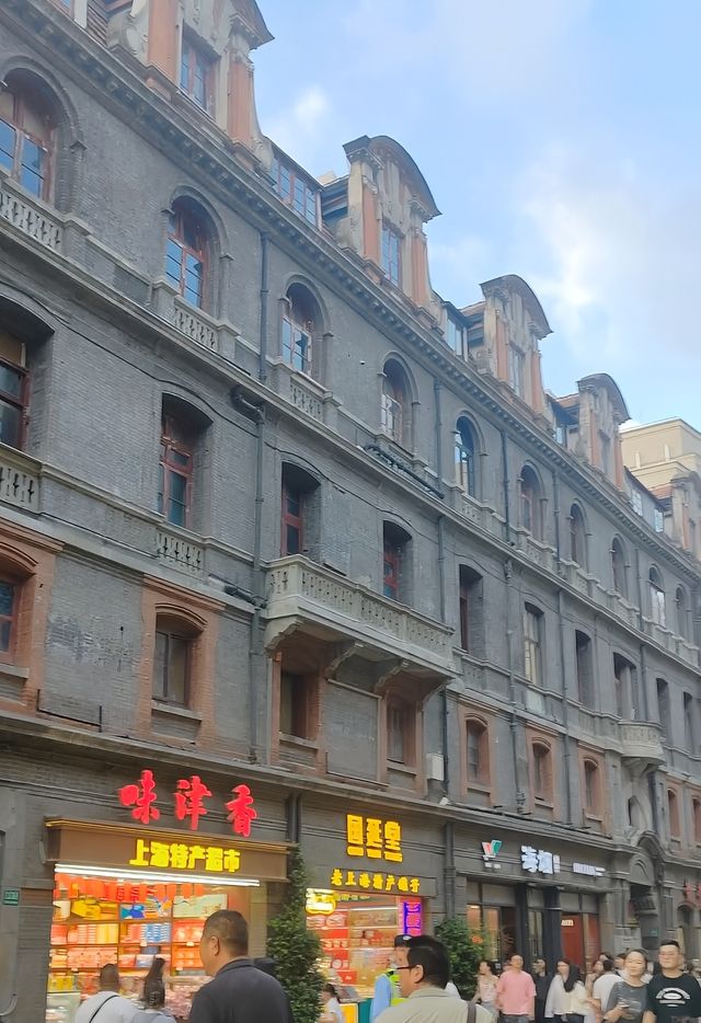 中國上海南京路步行街-繁華的購物地。