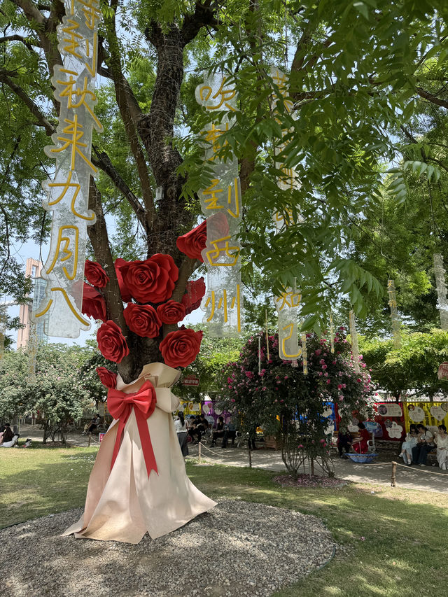 Try not to drown in the “Sea of Flowers” 🌺 in Chengdu!