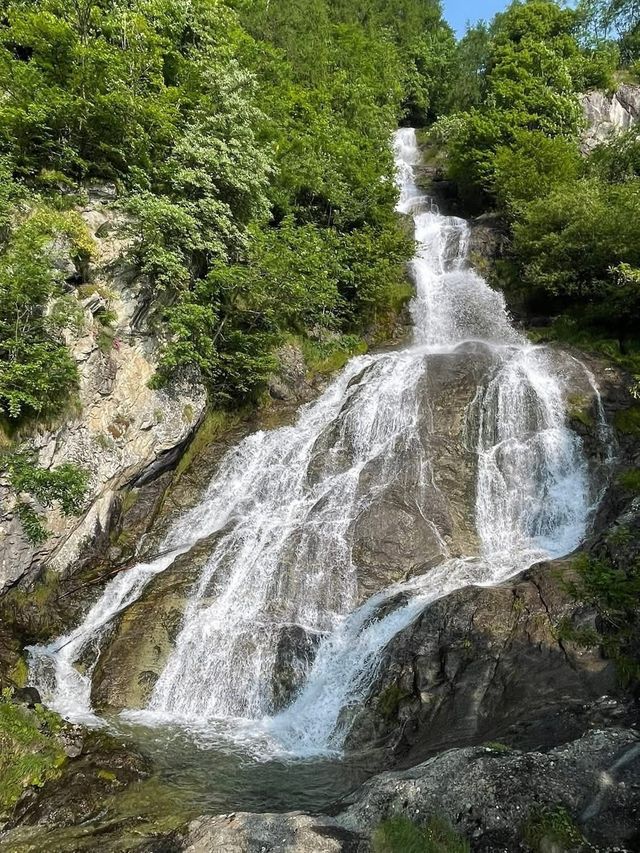 《六月十二日，喺馬塞洛山谷嘅岩壁上同時間共舞：一場阿爾卑