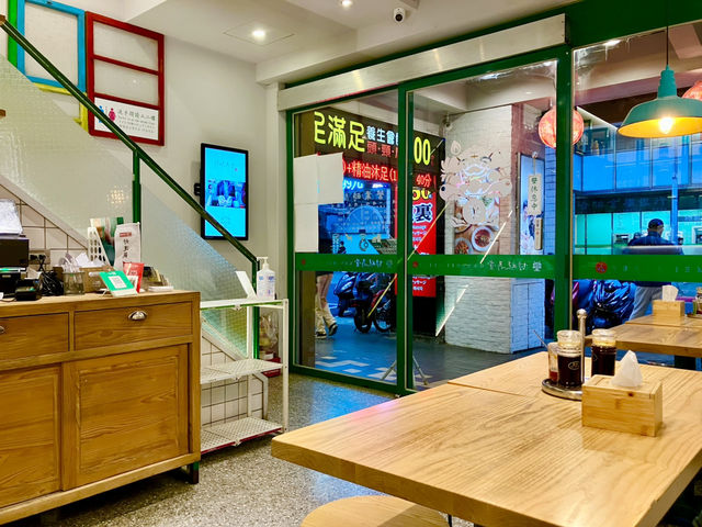 Taipei’s Best Bite: Crispy Dumplings + Kumquat Tofu 📸✨