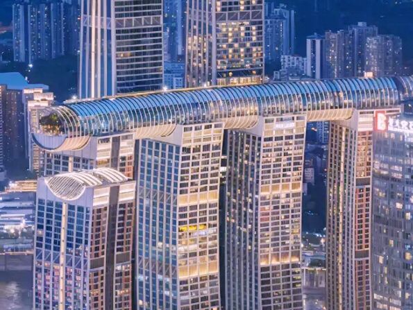 **【星級體驗】重慶青苔酒店｜24層高空夜景+智能LOFT房，賽博朋克感拉滿！**  