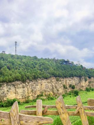 Golden Lock Wonderland: A Poetic Scene Among the Stone Forest