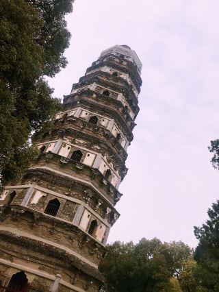 상하이의 비밀스러운 기울어진 탑 (네… 정말 있어요!)