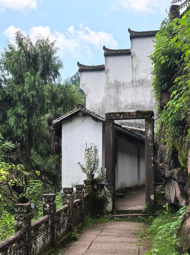 探秘齊雲山絕壁仙境