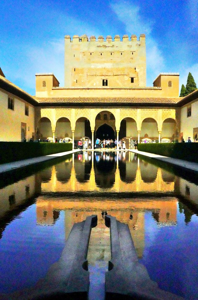 格拉納達的秘境:阿爾罕布拉宮的水與光 格拉納達的秘境:阿爾罕布拉宮的水與光