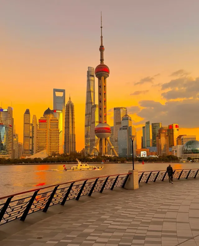 穿梭於老弄堂與天際線之間的City Walk 穿梭於老弄堂與天際線之間的City Walk