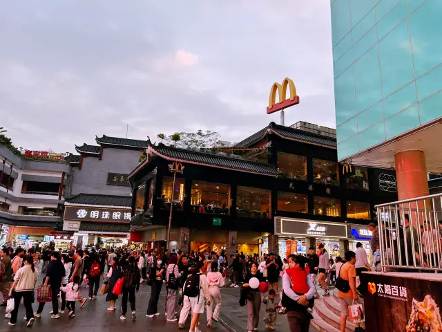 Dongmen Old Street｜Capturing the vibrant essence of Shenzhen in the night.