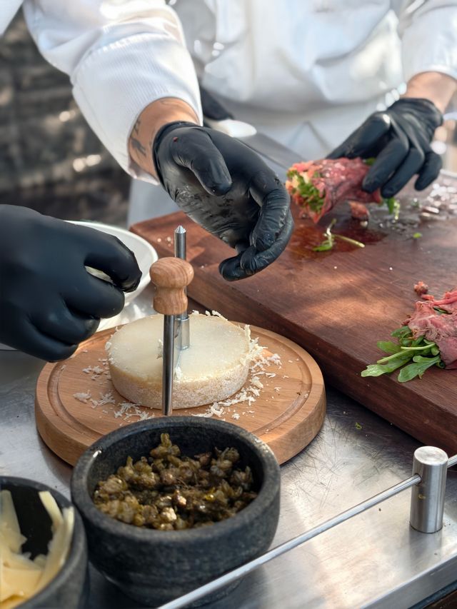 我想說，其實這個甜品車可以最早推上來