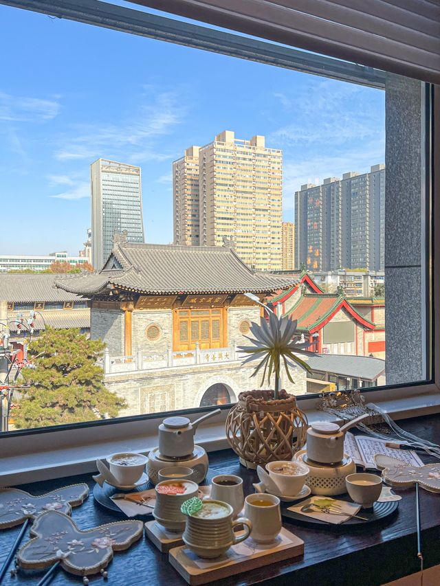 喧鬧小寨暗藏寧靜,在茶無心品淡雅時光 喧鬧小寨暗藏寧靜,在茶無心品淡雅時光