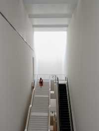 在曼谷，闖入一座白色的藝術孤島