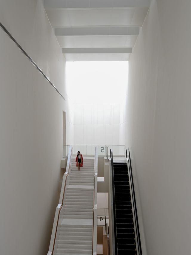 在曼谷，闖入一座白色的藝術孤島