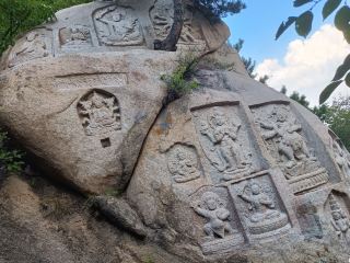 มีการค้นพบที่น่าทึ่งเกิดขึ้นที่ภูเขาไห่ถาง มณฑลเหลียวหนิง! กลุ่มภาพแกะสลักบนหน้าผาที่มีอายุย้อนไปถึงพันปีถูกซ่อนอยู่ที่นั่น!