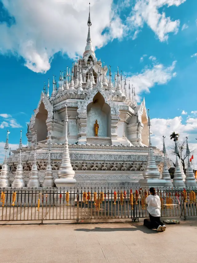 No need to go to Tibet! This silver-white stupa is breathtakingly beautiful