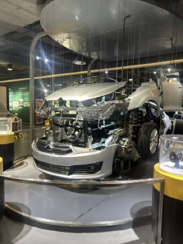 Wuhan Science and Technology Museum
A world of discovery at the river’s edge. This modern museum makes science interactive and exciting, housed in a landmark building that was once Hankou’s historic pier terminal.

Inside, hundreds of hands-on exhibits cover space, water, light, and transportation. Highlights include a giant immersive planetarium and life-size models of ships and trains. Fun and educational for all ages—a great stop for curious minds.

Its location on the Yangtze River waterfront offers stunning views, blending a day of learning with the iconic Wuhan skyline.