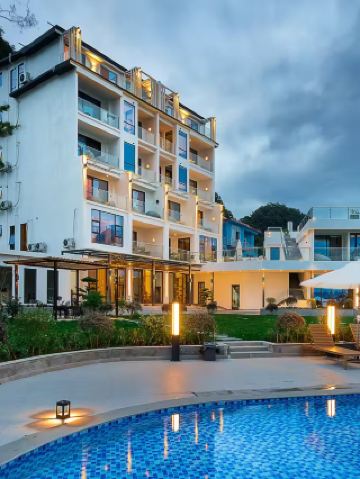 Living amidst a picturesque landscape: enjoy the morning light of the Li River through floor-to-ceiling windows – Yangshuo Puyuan truly understands romance!