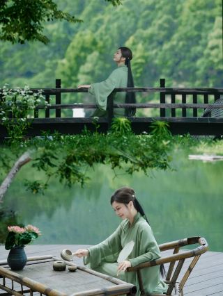 I'm traveling by boat into a picturesque scene, waiting for a rain at Fuchun Mountain Residence.