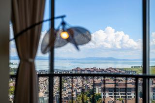 270-degree view of Dianchi Lake brings the Western Hills right into the room