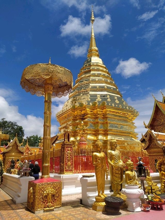 ถึงเชียงใหม่ ไปไหว้พระธาตุดอยสุเทพเอาฤกษ์เอาชัย