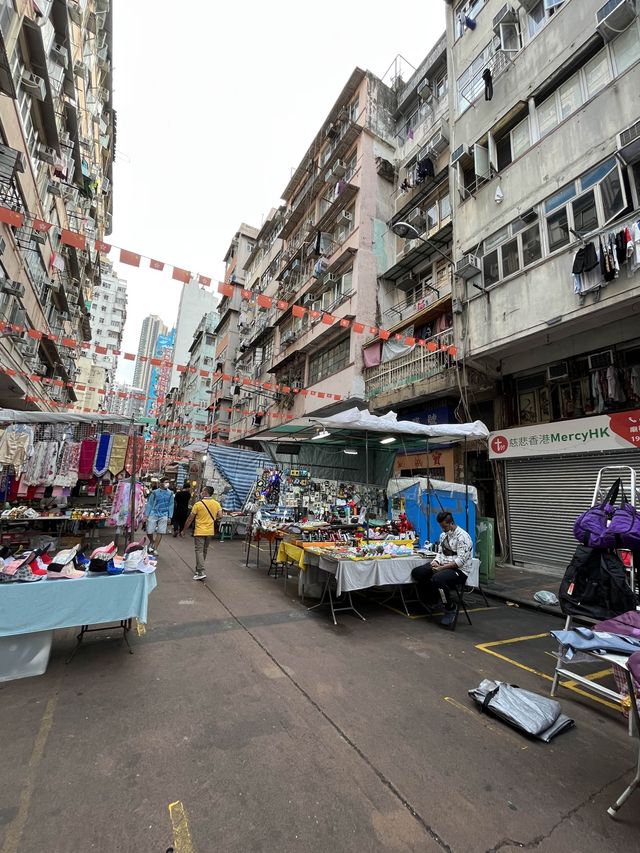 擁有香港平民夜總會之稱嘅廟街