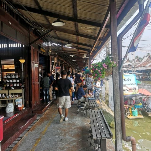 เที่ยวตลาดน้ำอัมพวา ของกินอร่อยทั้งนั้น