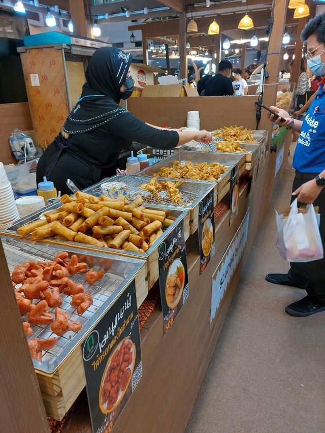 เดินหาของกินในงาน ฮาลาล มหานคร