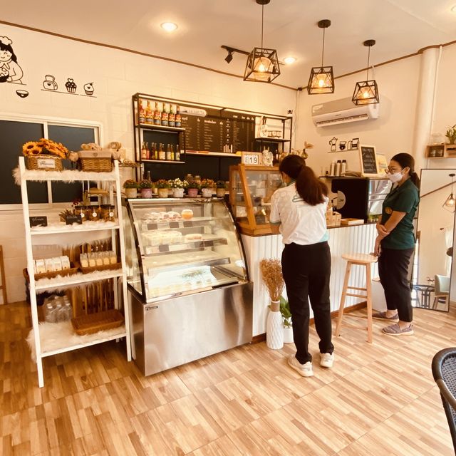 มาหากาแฟดื่มที่ La Lan Ta Cafe 🍵 บางพระ| Trat