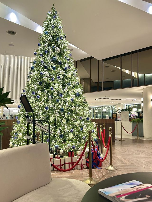 예쁜 오너먼트와 대형트리의 조화가 대박인 마리아나베이 서울 호텔로비🎄💛