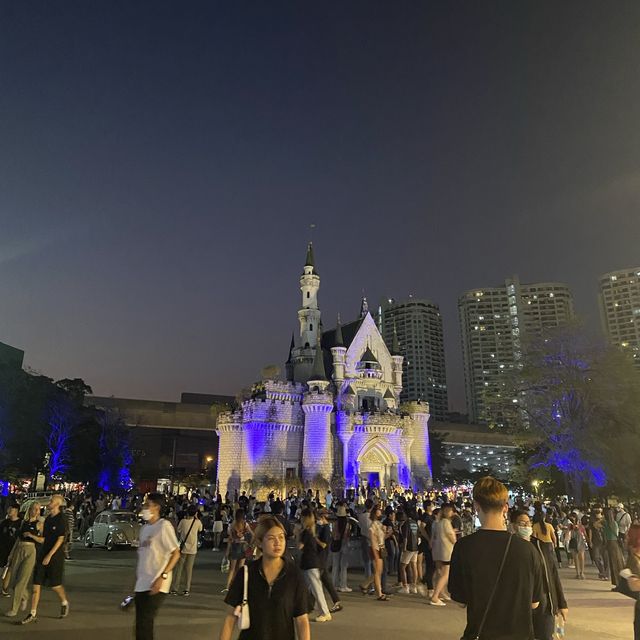 เดิน night market ที่ แดนเนรมิตร 