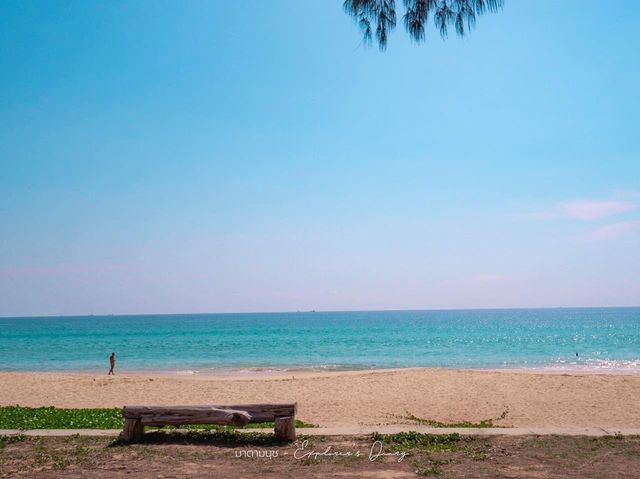 หาดทรายสีขาว อีกหาดน่าเที่ยวของภูเก็ต