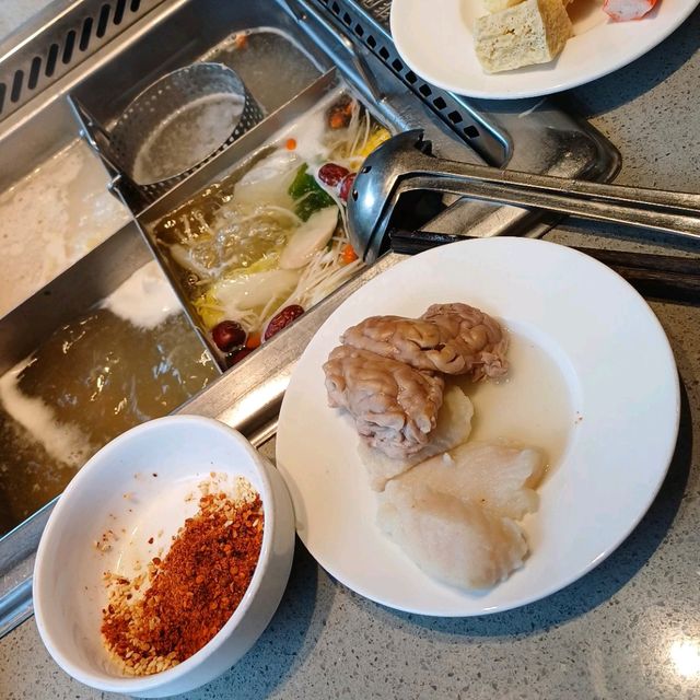 絕美窗邊包廂位！羊肉，豬腦，巴沙魚，手拉麵，美味海底撈！