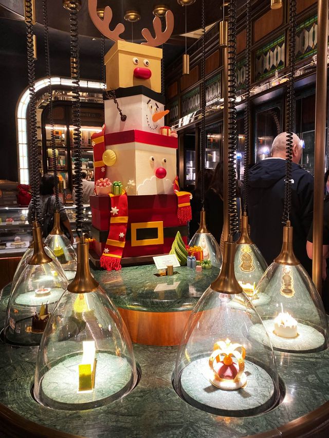 Churchill’s Boutique at the Londoner 🌰🥜🫘