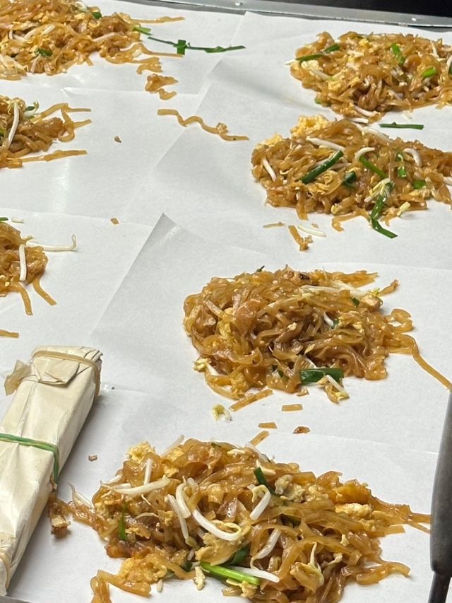 ล้านผัดไทยเจ๊แมว @ตลาดน้ำพุ 