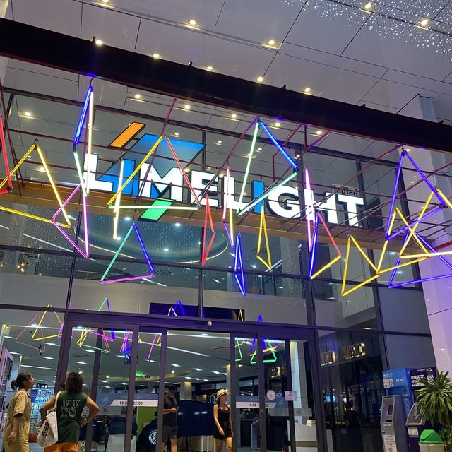 เดินคลายร้อนที่ห้างในเมืองภูเก็ต Limelight Avenue