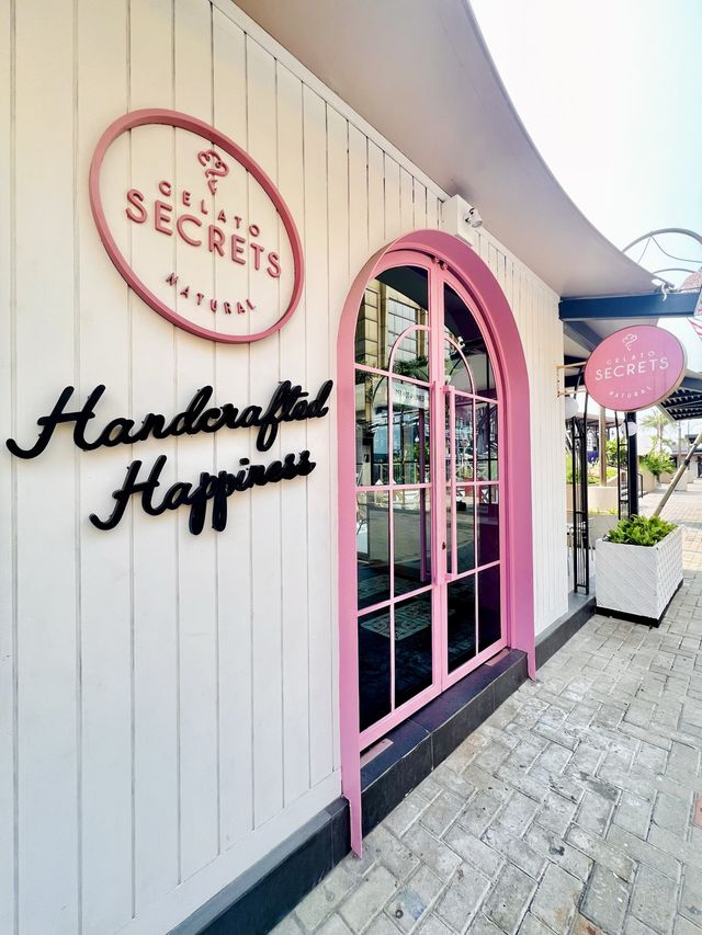 The 🌍’s First Over-Water Retail & Dining🛍️