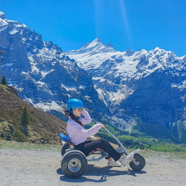 비현실적 풍경을 보며 타는 카트 🛴